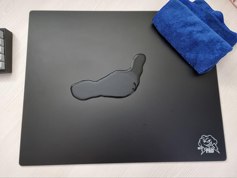 clean glass mousepad with dish soap