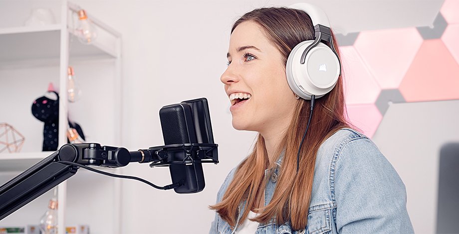 woman with headphones and elgato wave 3 microphone